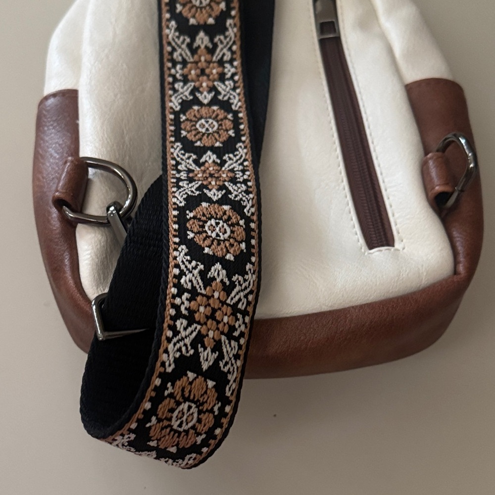 Mroede Women’s White and Brown Crossbody Sling Bag EUC - Picture 9 of 16